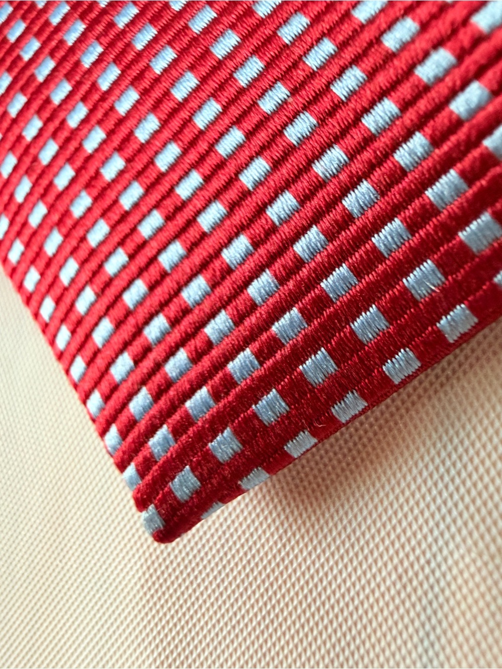 Izod Silk Tie Vintage Red Silver Geometric Designer Office 4 In W - Picture 4 of 8